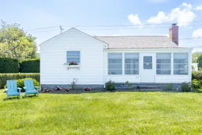 Charming Waterfront Cottage - Image 2