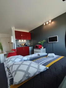 Lovely studio with private parking - Image 2