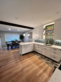 5 Beds and a patio• House in Frystown - Image 3