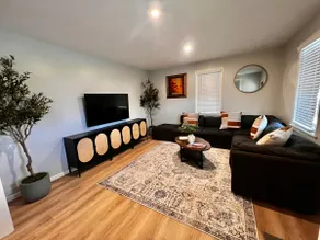 5 Beds and a patio• House in Frystown - Image 4