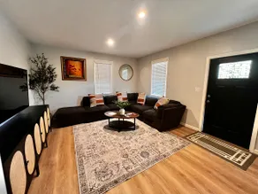 5 Beds and a patio• House in Frystown - Image 5