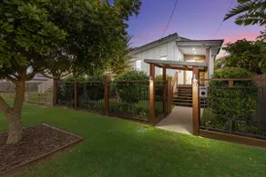 Redcliffe CBD Family Beach House - Image 2