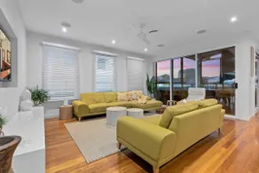 Redcliffe CBD Family Beach House - Image 3