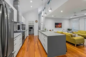 Redcliffe CBD Family Beach House - Image 5