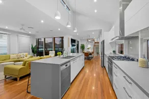 Redcliffe CBD Family Beach House - Image 4