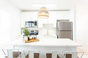 CrestNest- Modern 2BD,1BA-2.5 Blocks to Beach - Image 3