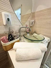Sunflower | Lovely Central Apartment with Balcony - Image 3