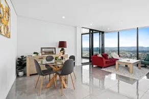 Surfers Paradise Meriton 2BR New water view Apt - Image 2