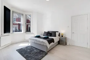 New Large 2 Bed entire apartment Near Newcastle upon Tyne with Free Parking - Image 2
