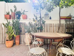 Atypical house in the center, courtyard and parking - Image 5