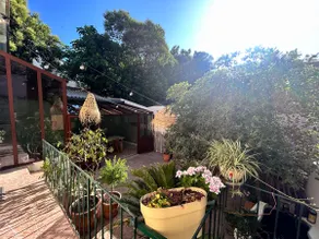 Atypical house in the center, courtyard and parking - Image 2