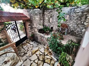 Stone mansion with excellent views - Image 4