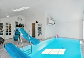 large pool cottage near water - Image 2