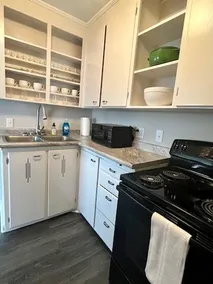 Vintage 2BR · King Bed · Parking · Pet Friendly - Image 5