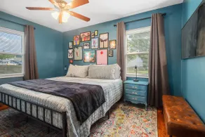 Entire 3bed/2bath home with a king bed/parking - Image 3