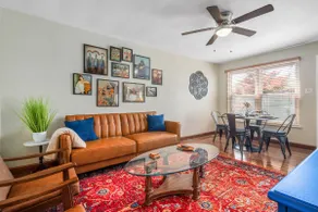 Entire 3bed/2bath home with a king bed/parking - Image 2