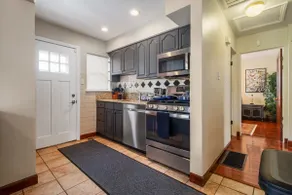 Entire 3bed/2bath home with a king bed/parking - Image 5