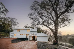 Elegant 5-Bedroom Home with Vineyard Views - Image 2