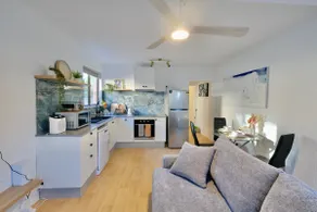 Quality beachside home at Batehaven - Image 2