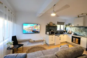 Quality beachside home at Batehaven - Image 4