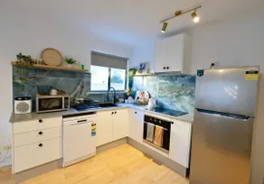 Quality beachside home at Batehaven - Image 5