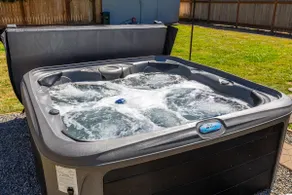 Relaxing getaway w/ hot tub & yard - Image 5