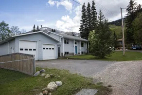 Spacious Mountain View Retreat - Image 2
