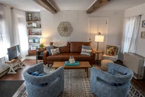 Big Red Retreat: Sleeps 6 - Clean & Cozy Gem! - Image 4