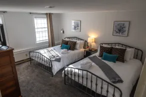 Big Red Retreat: Sleeps 6 - Clean & Cozy Gem! - Image 3