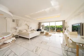 Roman Jacuzzi Penthouse – Terrace & Park Views - Image 3