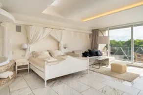 Roman Jacuzzi Penthouse – Terrace & Park Views - Image 4