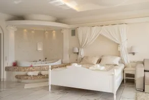 Roman Jacuzzi Penthouse – Terrace & Park Views - Image 2