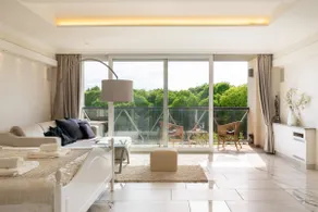 Roman Jacuzzi Penthouse – Terrace & Park Views - Image 5