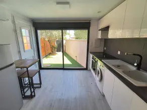 Studio with quiet exterior - Image 3