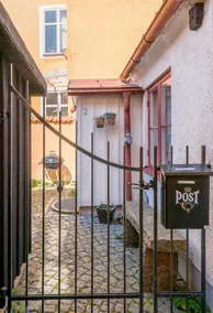 18th-century house with private courtyard - Image 2