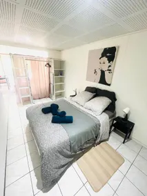 Independent apartment in house with garden - Image 3