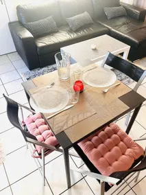 Independent apartment in house with garden - Image 2