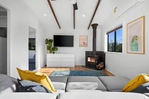 Light Filled Cosy Beach Home - Image 5
