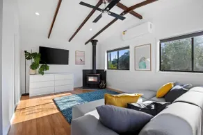 Light Filled Cosy Beach Home - Image 2