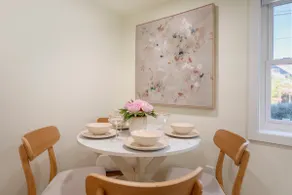 Cozy& Chic 1BR 1BA Lower Unit Near Lake Union - Image 3