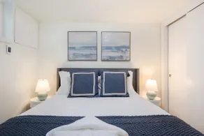 Cozy& Chic 1BR 1BA Lower Unit Near Lake Union - Image 2