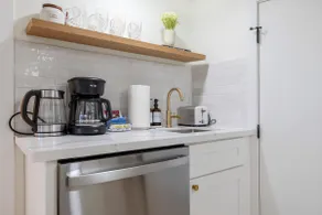 Cozy& Chic 1BR 1BA Lower Unit Near Lake Union - Image 4