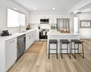 Modern Townhome 4B/2.5 bath - Image 3
