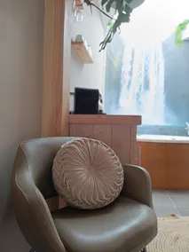 Wellness suite with a hot tub & sauna! - Image 4