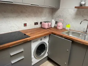 Cosy modern house patio free parking 15 min walk - Image 3