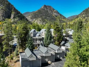 Spacious & bright upper end unit, steps to Main St - Image 2