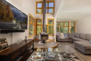 Spacious & bright upper end unit, steps to Main St - Image 5