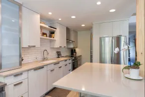 Spacious & bright upper end unit, steps to Main St - Image 3