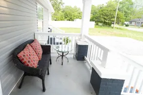 Beautiful 3/2 Family Home - Image 5
