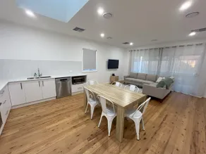 Turvey Townhouse. Modern, Quiet, Near CBD - Image 4